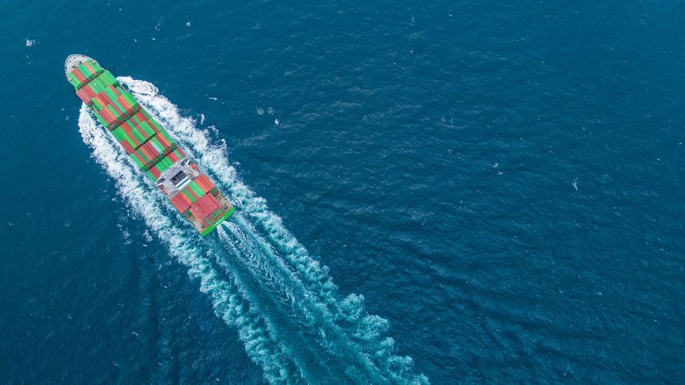 Which is better air freight or sea freight